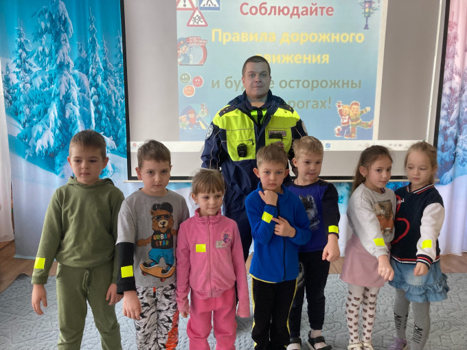 Сотрудник ГИБДД в гостях у дошколят. Сотрудник ГИБДД в гостях у дошколят.